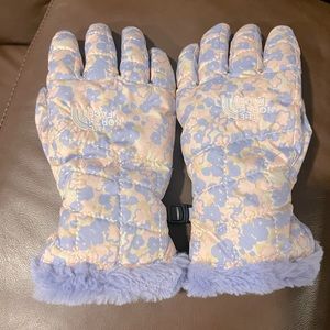 The North Face girls fleeced lined waterproof gloves like new